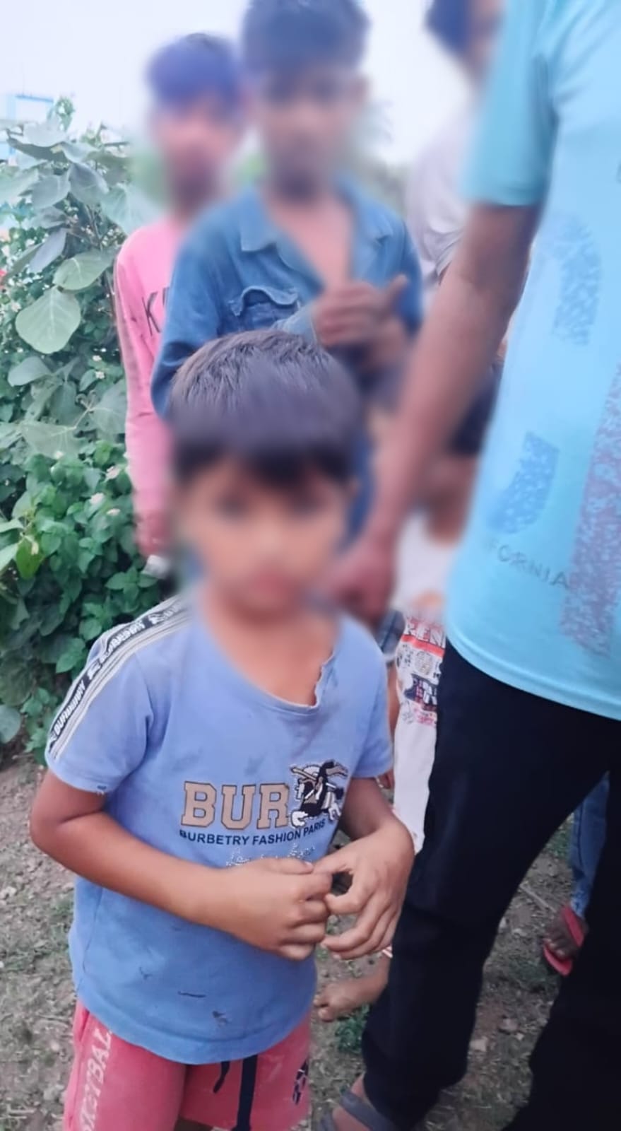 झाबुआ के थाना कोतवाली क्षेत्र में घर से निकल कर रास्ता भटका 05 वर्षीय बालक, डायल-112 जवानों ने परिजन से मिलाया।